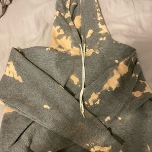 Cropped gray sweatshirt splashed with bleach. Super comfy and soft. Size L